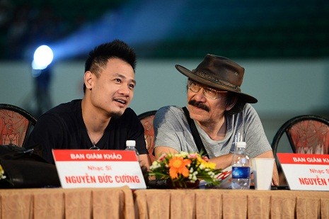 Hai trong bốn vị giám khảo của chương trình đều tên Cường: nhạc sĩ Nguyễn Cường và Nguyễn Đức Cường. Tên của họ cũng được trang trí với màu đỏ.